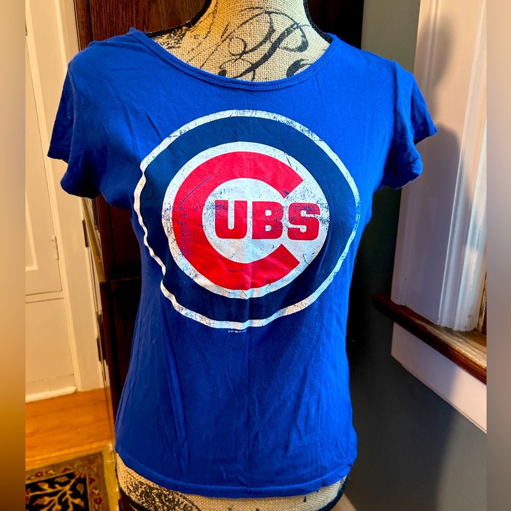 Chicago Cubs T-shirt.